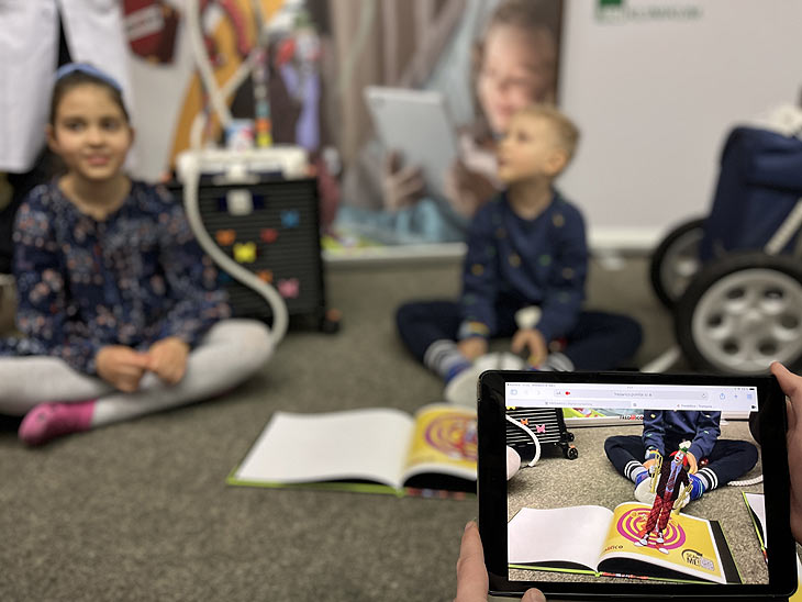 Dank Augmented Reality (AR) wird auf einem Tablet oder Smartphone  durch einfaches Scannen einer Buchseite der Clown virtuell zum Leben erweckt. (©Foto: Martin Schmitz)